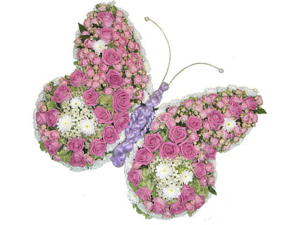 Composizione di fiori freschi a forma di farfalla